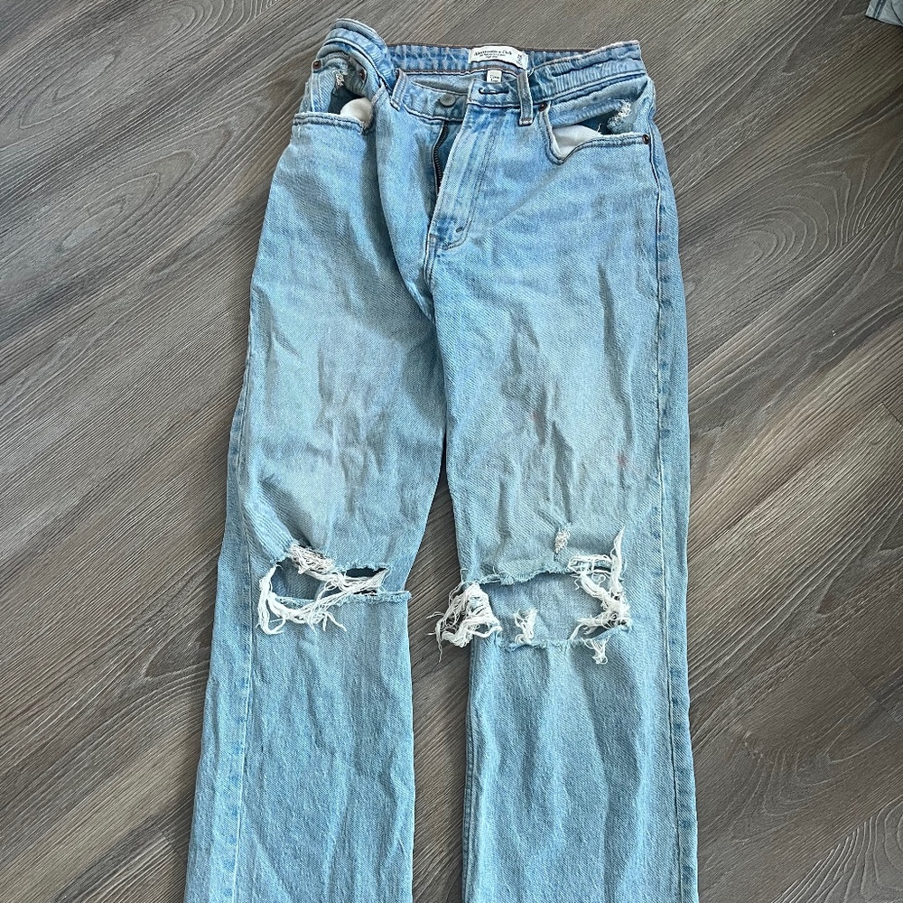 Abercrombie Curve Love size 26 regular 90’s Relaxed Jean High Rise Distressed